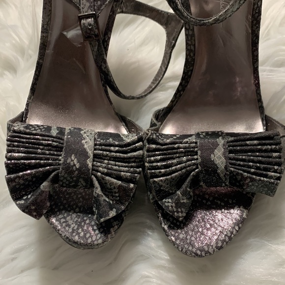 Jessica Simpson Casa Pumps Dark Pewter Stamped Metallic Snake Bow Platform Heels - Picture 8 of 14